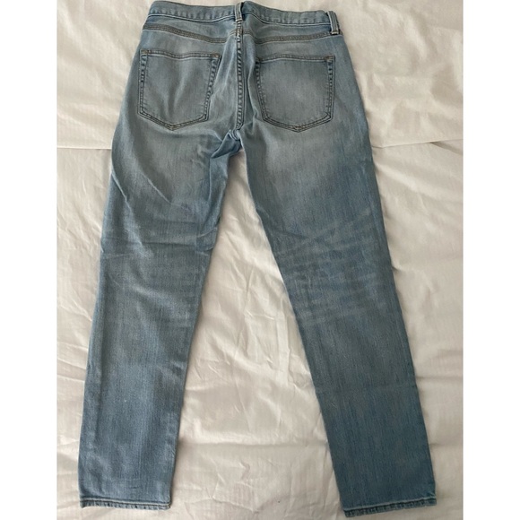 Gap light was relaxed low rise boyfriend jeans with slight distressing - Picture 2 of 2
